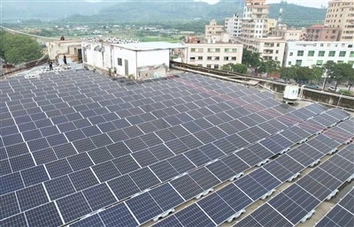 Instalowanie paneli słonecznych na płaskim dachu